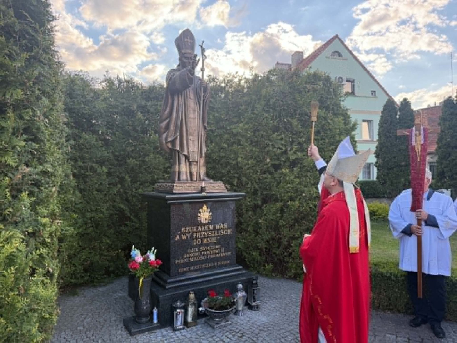 Pomnik św. Jana Pawła II z Nowego Miasteczka już odnowiony