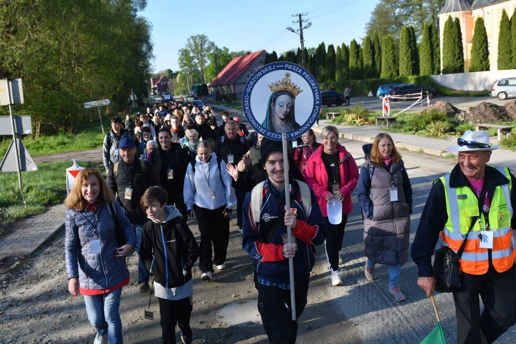 300 osób na pieszej pielgrzymce powołaniowej do Rokitna