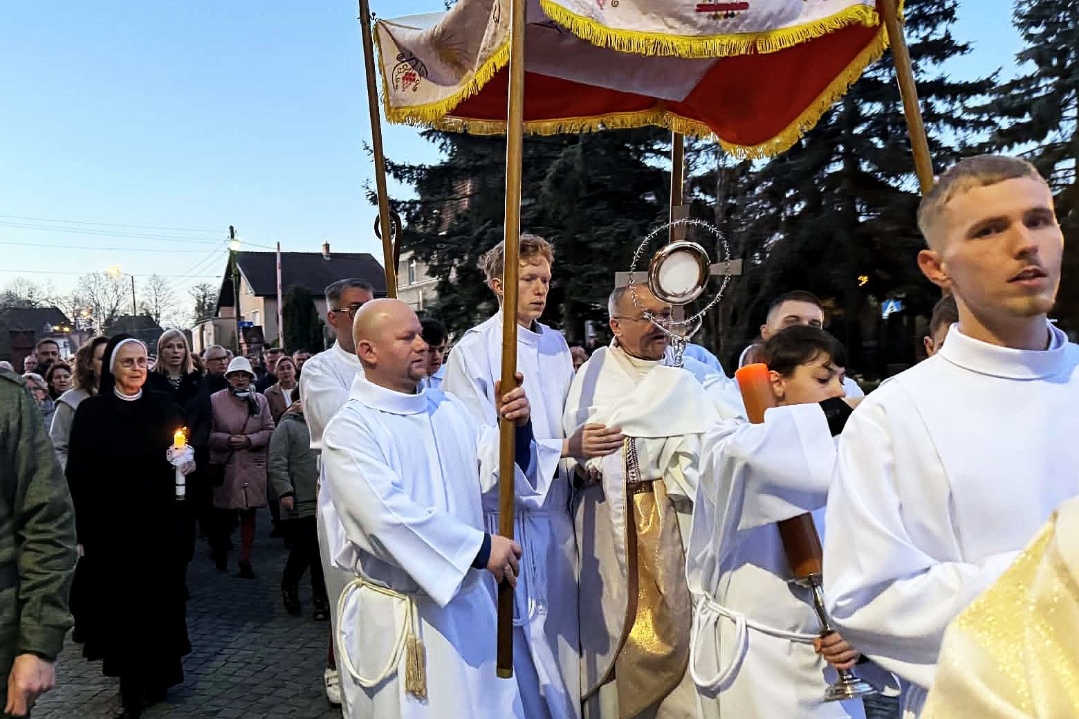 Bp Lityński: Zmartwychwstały posyła nas w dany nam świat