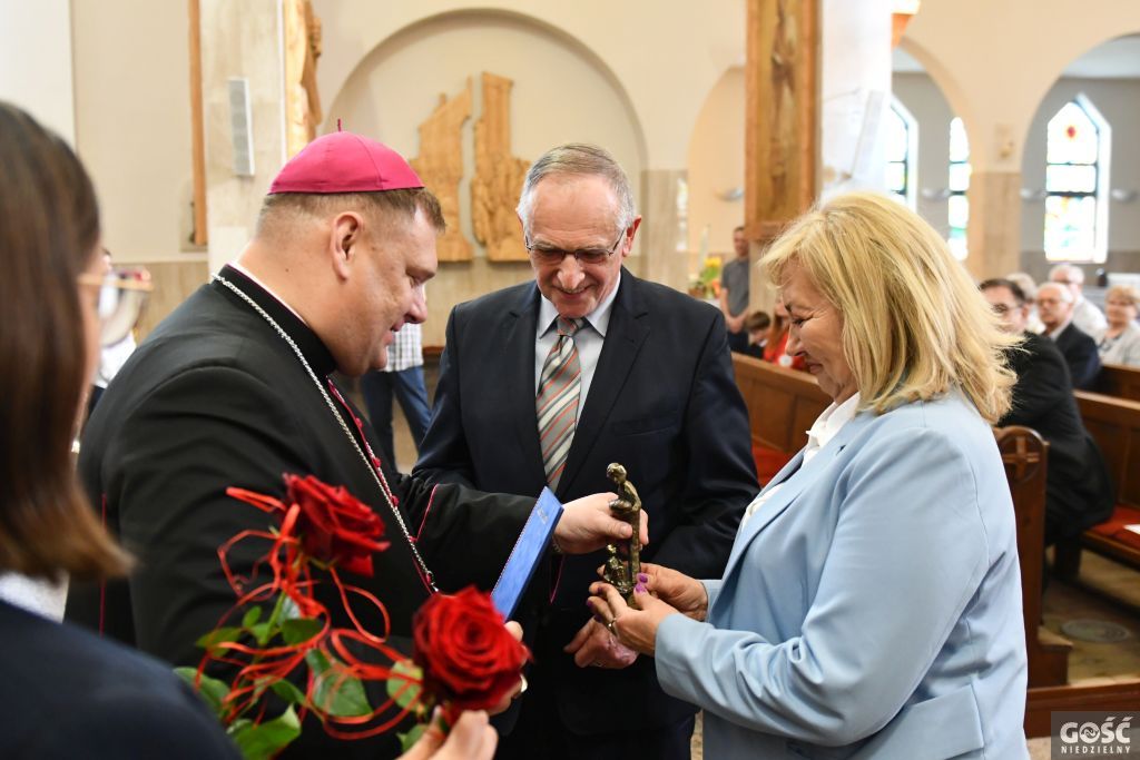 Biskup wręczył statuetki „Człowiek człowiekowi”