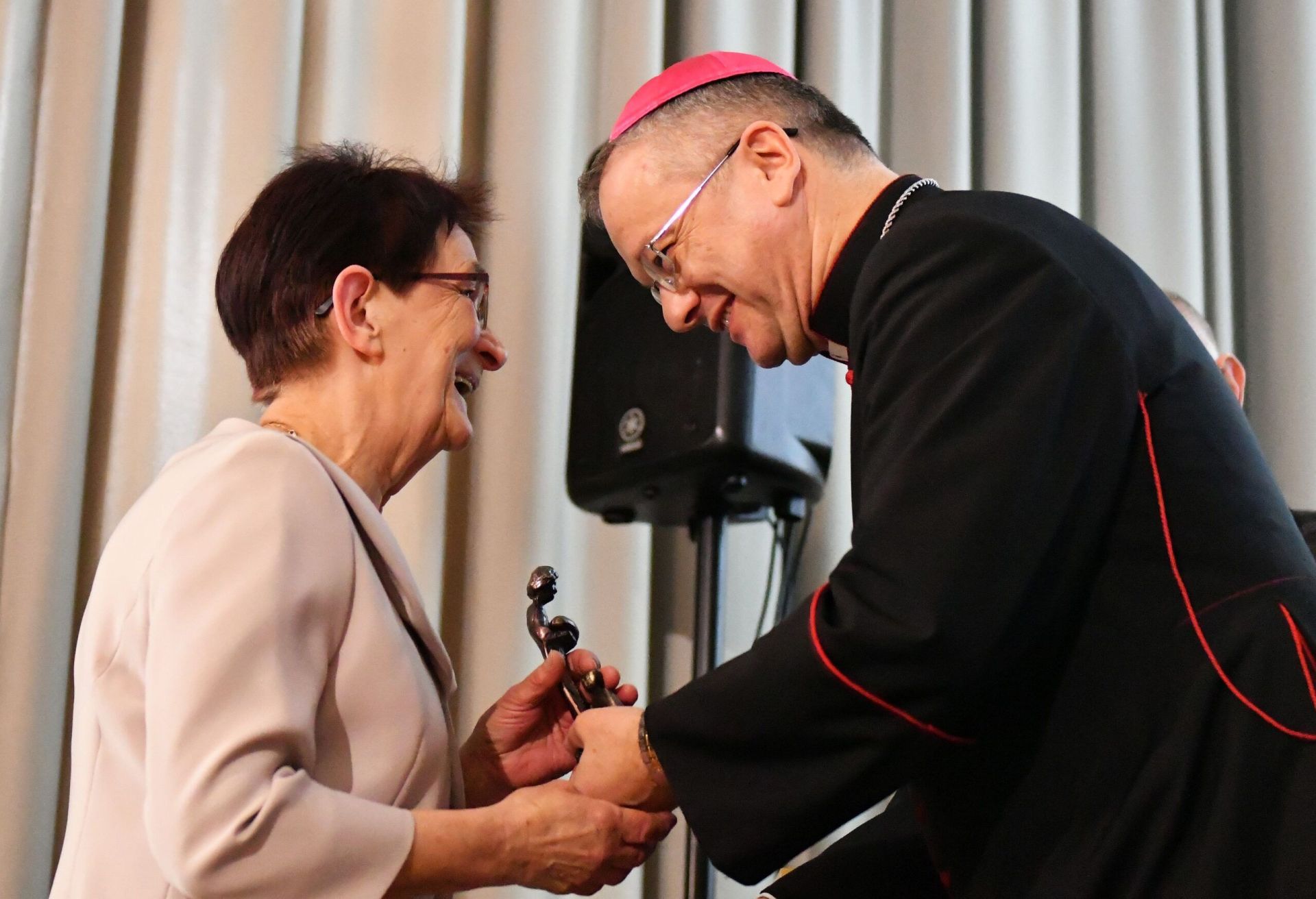 Bp Tadeusz Lityński wręczył statuetki „Człowiek Człowiekowi”