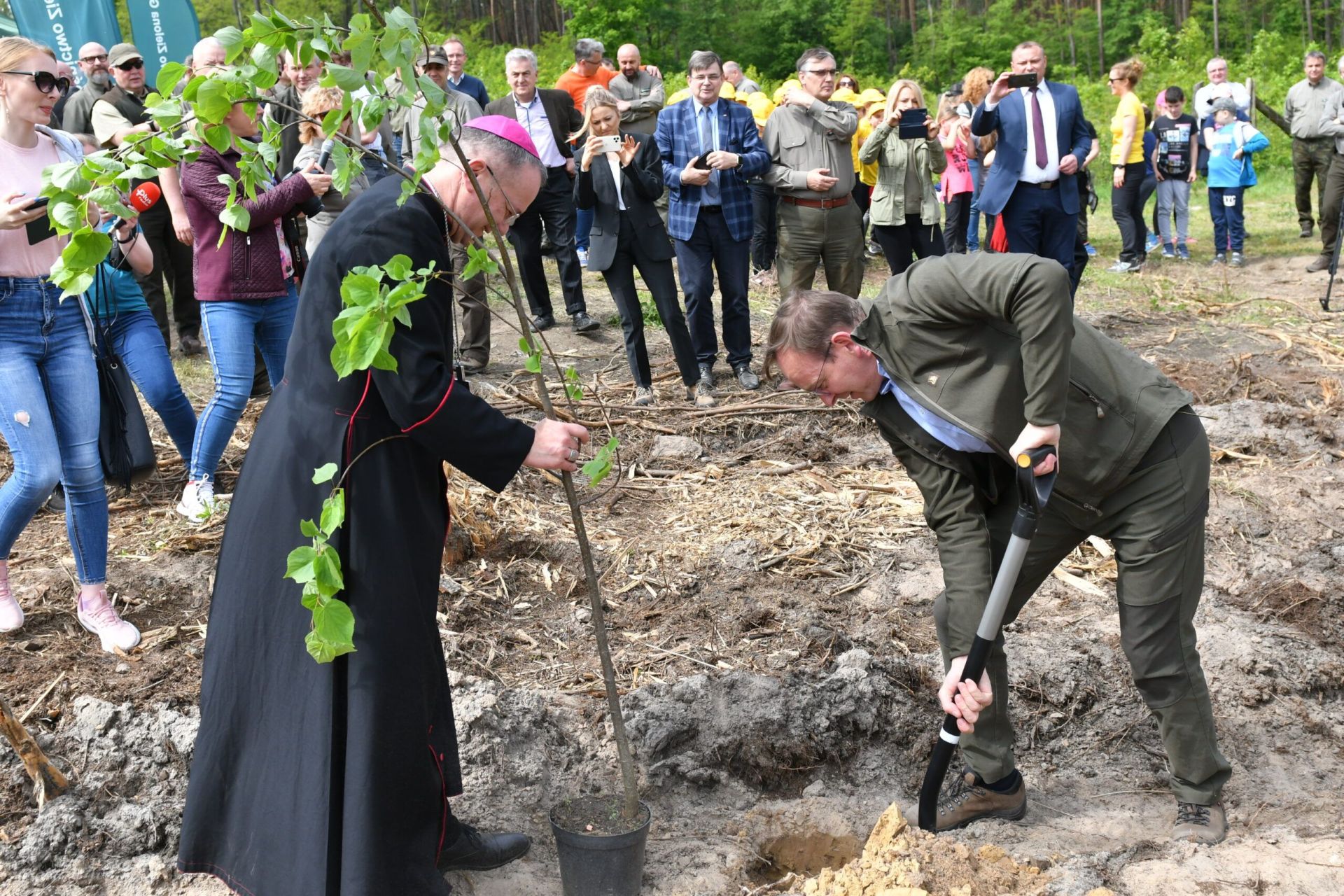 Bp Tadeusz Lityński pomógł sadzić las