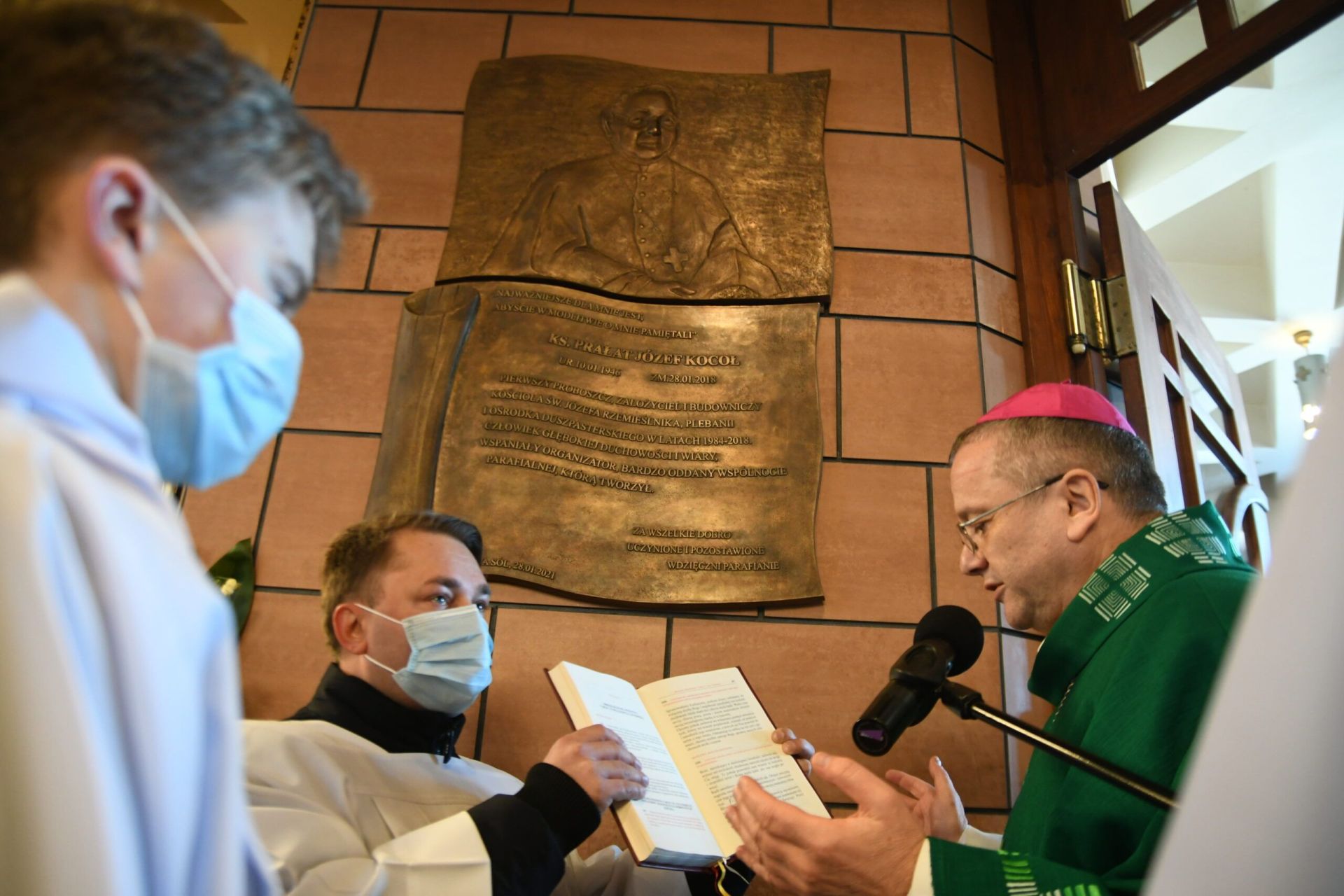Pamiątkowa tablica poświęconej śp. ks. Józefowi Kocołowi