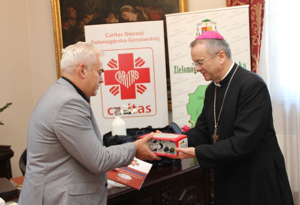 Bp Tadeusz Lityński przekazał respirator dla żarskiego szpitala